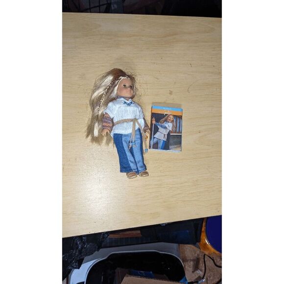 Julie mini-American girl doll with book - Picture 3 of 3